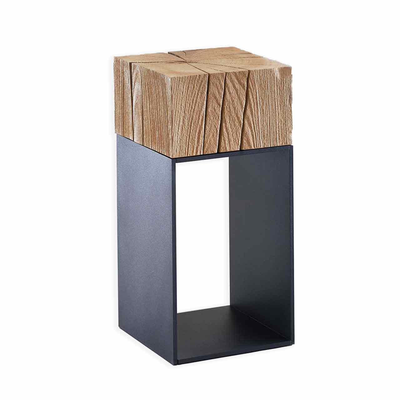 Quadratischer Beistelltisch mit Aufsatzblock aus massiver Kerneiche und dunklem Metallgestell, das auch als Ablage nutzbar ist.