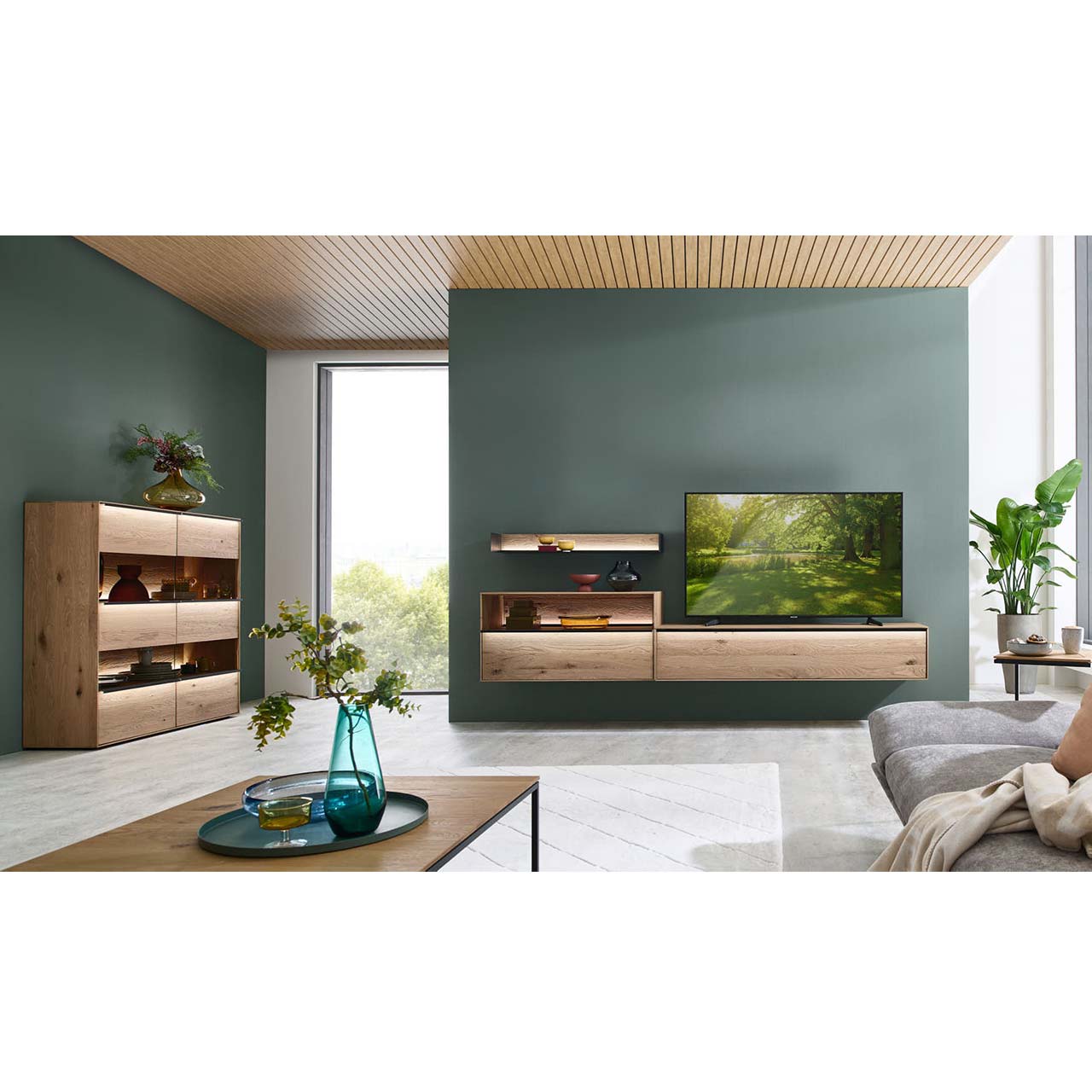 hartmann_ANEA_8530-7131_highboard_milieu2 Wohnzimmer mit dunkelgrünen Wänden und natürlichen Massivholzmöbeln