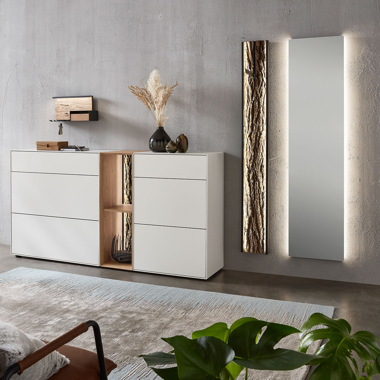 Hartmann SALVO 8550G - Garderobe Nr. V124R - fünfteilig - Kernbirke weiß Lack, Kerneiche Natur, Baumrinde Moderne fünfteilige Garderobe aus massiver Kernbirke und Kerneiche Natur: Regalelement mit Rinden-Rückwand zwischen zwei weiß lackierten Stauraumschränken, dazu ein Garderobenpaneel mit Rinden-Akzent und ein rechteckiger Spiegel.