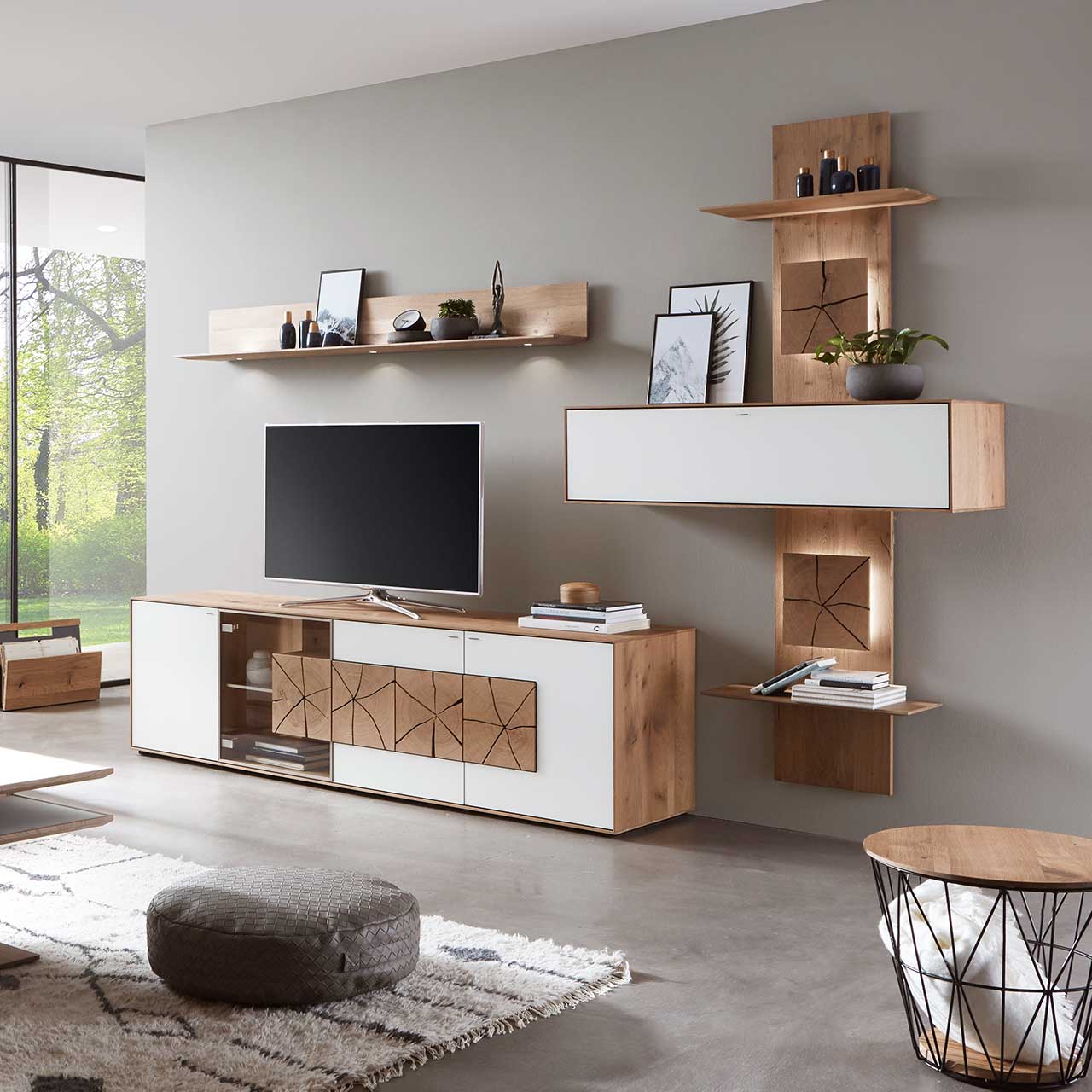 Moderne dreiteilige Massivholz Wohnwand aus Kerneiche Umato mit Mattglas weiß Fronten: Lowboard mit Glasausschnitt und Hirnholz, Wandregal aus Holz, schlichter Hängeschrank eingefasst in ein Holzwandpaneel mit Ablageböden.
