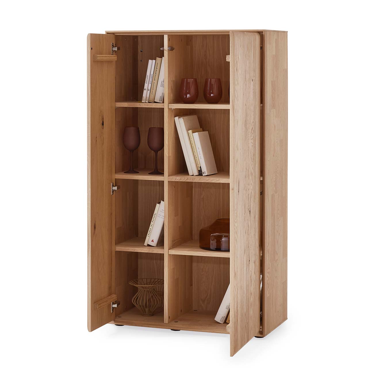 Offenes Highboard aus massivem Eichenholz mit einer schmalen Tür links und einer breiten Tür rechts. Innenliegend sichtbar je drei Holzeinlegeböden mit Deko und Büchern. Die Rückwand ist ebenfalls sichtbar und aus Holz.