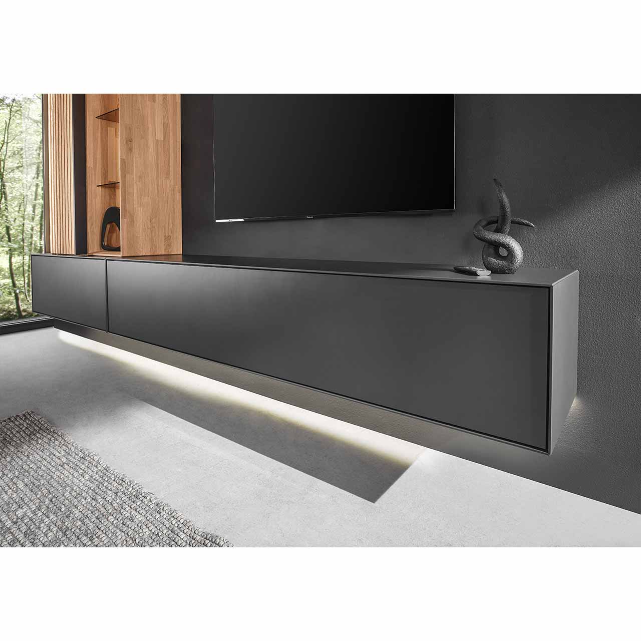 Detailaufnahme eines schlichten Hängelowboards aus massiver Birke in Anthrazit mit Klappe - vor dunkelgrauer Wand.