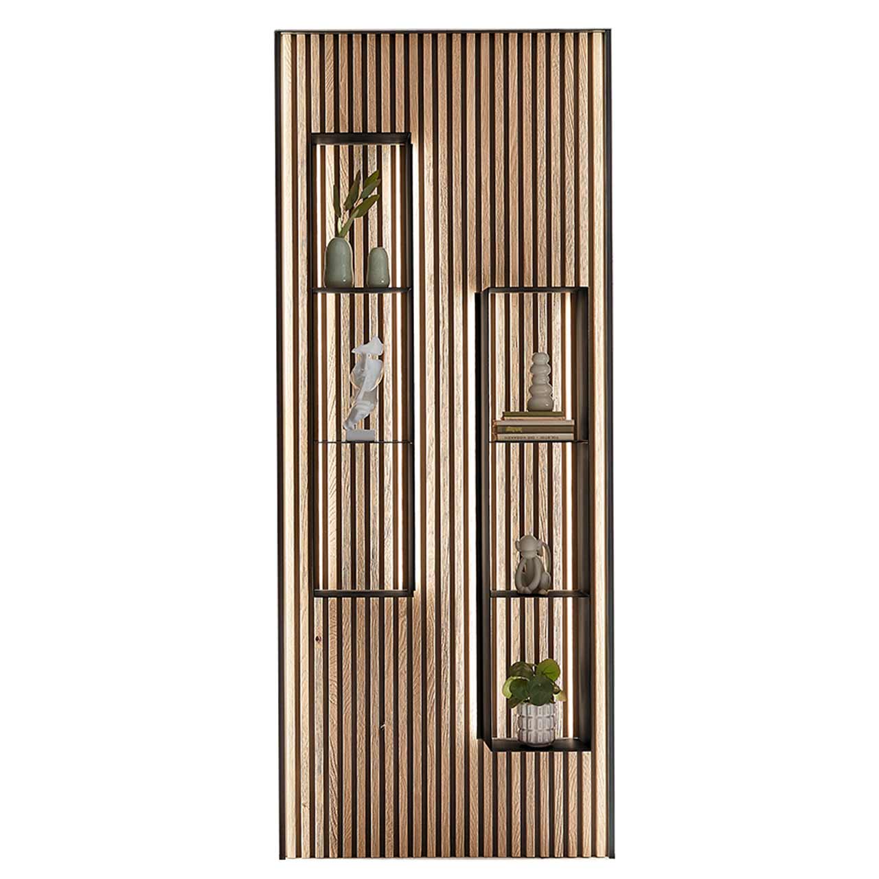 Modernes Wandpaneel mit Lamellenrückwand aus hellem Holz. Darauf befestigt zwei Metallregale in anthrazit mit je drei Ablageböden.