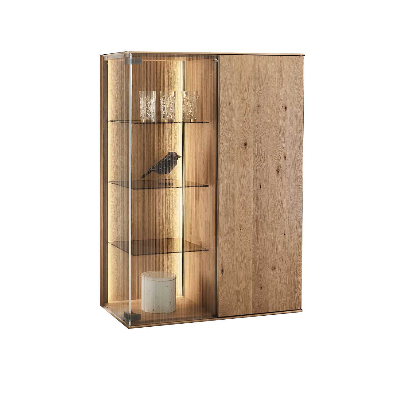 Modernes Highboard aus Kerneiche Natur mit einer Holztür und einer satinierten Glastür, drei beleuchteten Glasböden und Dekoration aus Vasen und Gläsern