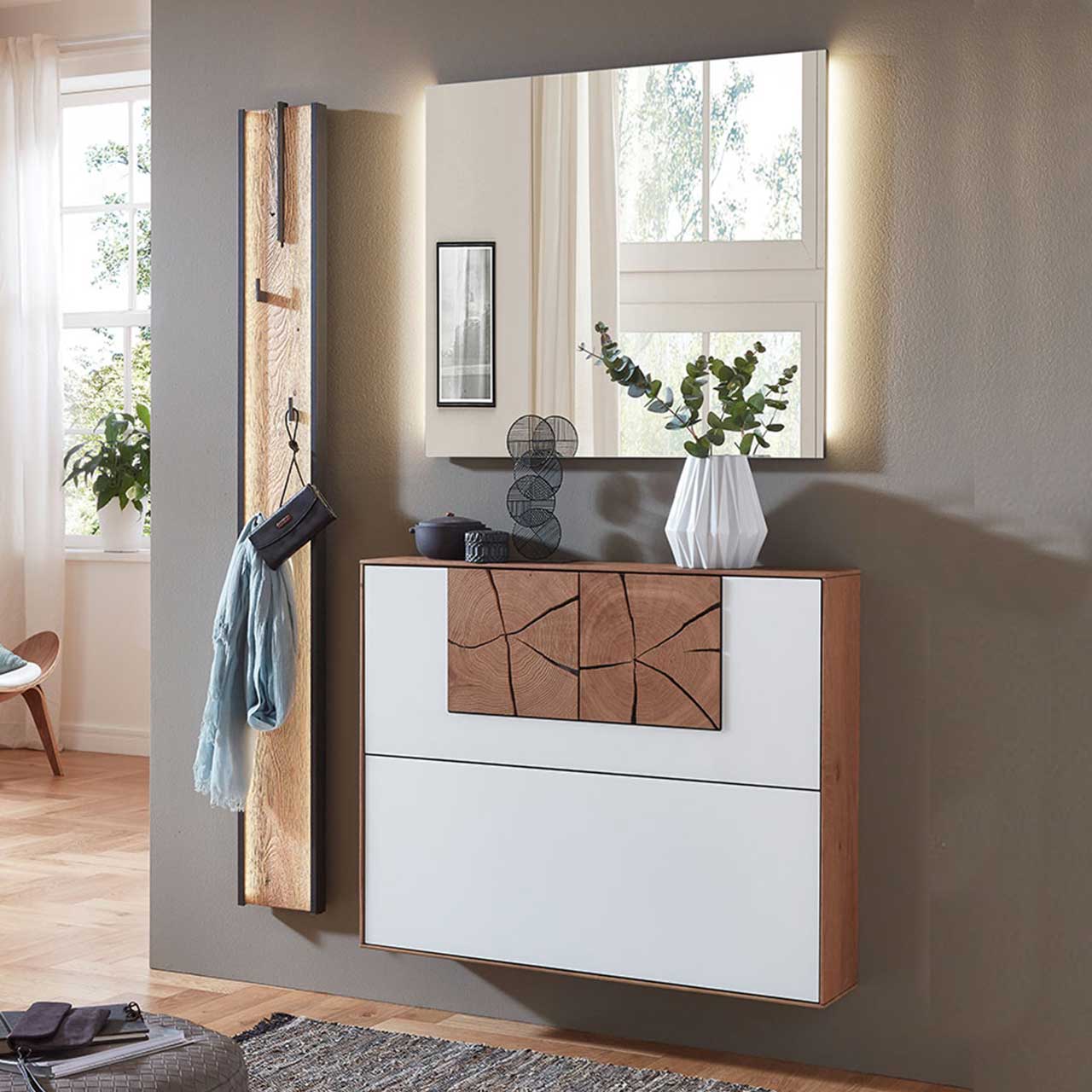 Hartmann CAYA Garderoben - Kombination 7140 Nr. V130 - fünfteilig CAYA_kombi_7140-130_front_1280x1280 Dreiteilige Garderobe aus massiver Kerneiche mit beleuchtetem Spiegel, einem Schuhkipper mit weißer Mattglasfront und Hirnholzscheiben und einem Garderobenpaneel mit Stange und Haken aus Riffholz und Metall Anthrazit - vor dunkelgrauer Wand .