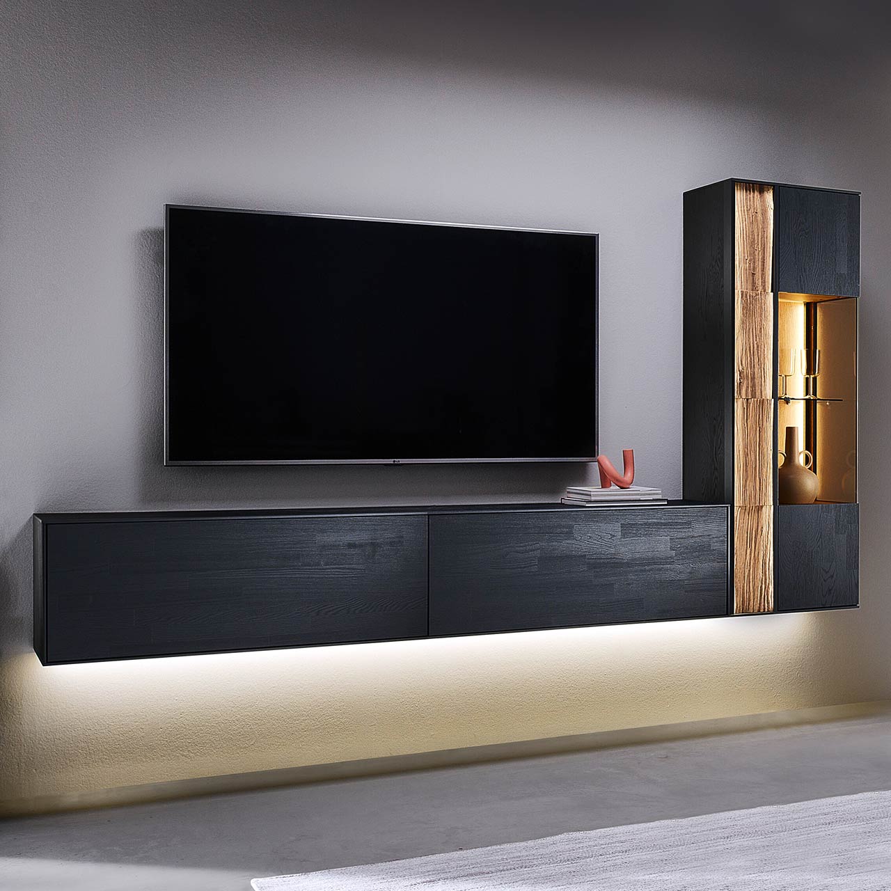 HM_KILVA_9610-Kombi-Nr-26_1280x1280 Moderne Wohnwand mit Materialmix aus Lack anthrazit mit Spaltholz-Akzenten und Parsolglas-Vitrinenausschnitten