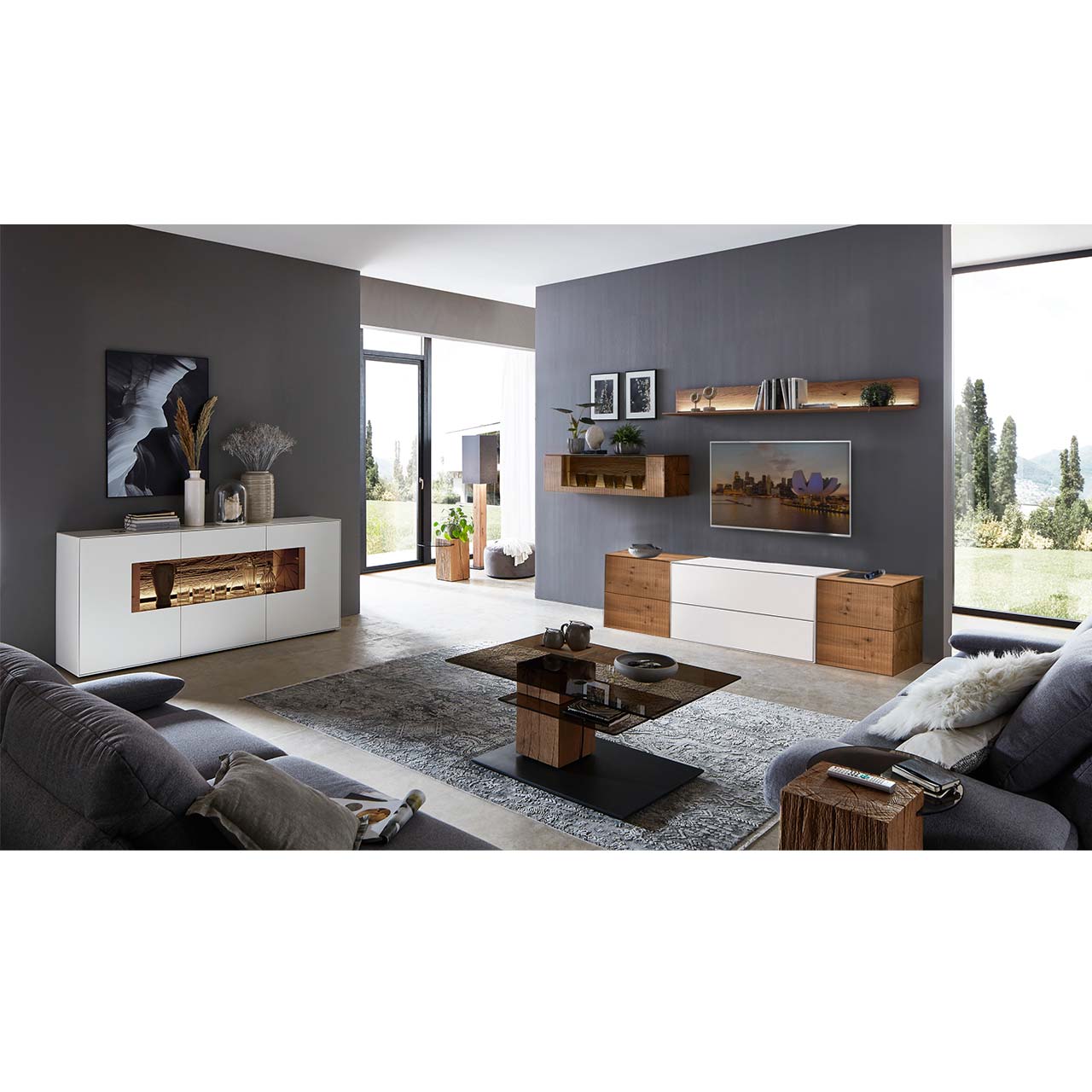 Modernes Wohnzimmer mit Möbeln aus weißem Lack und Massivholzelementen