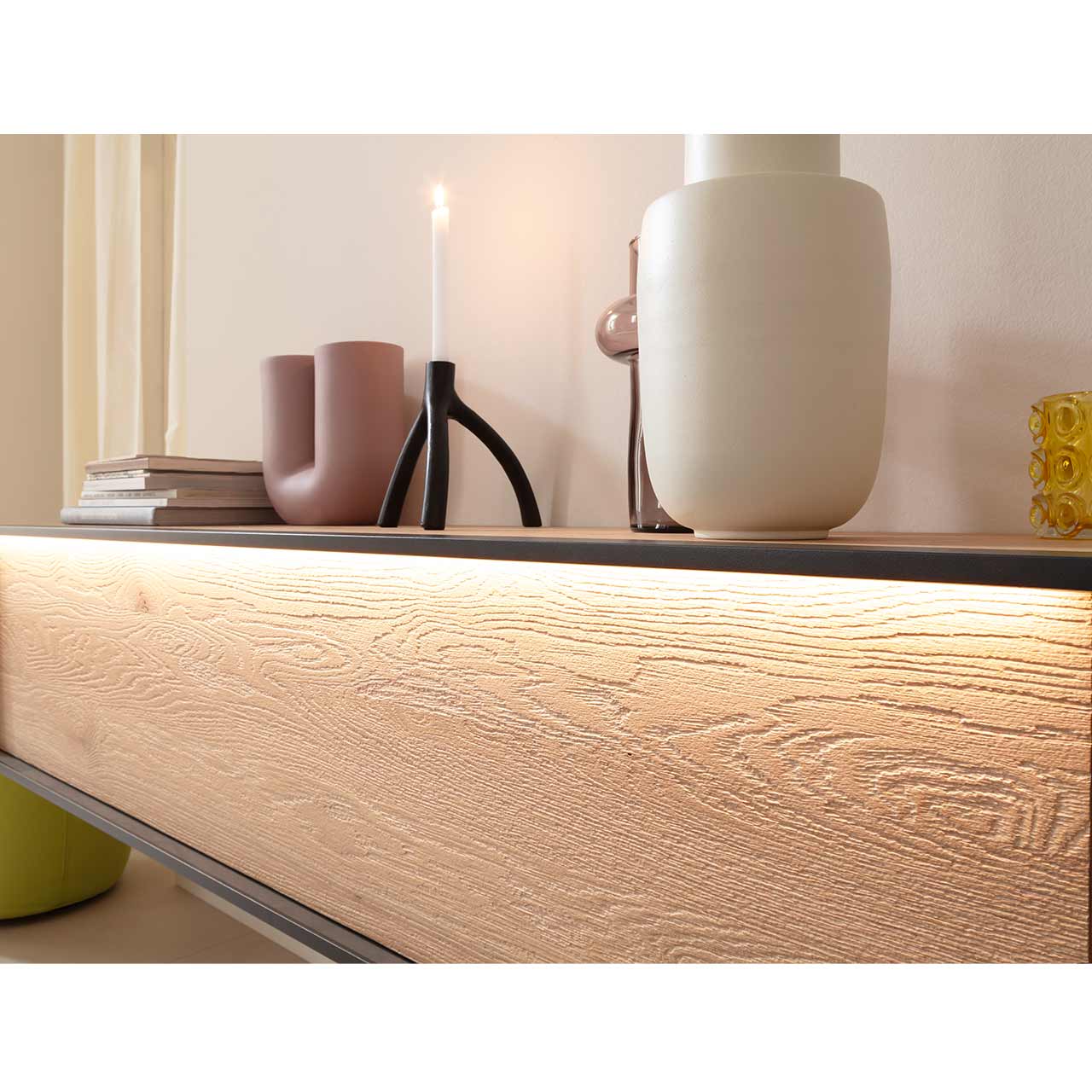 Detailansicht der Frontbeleuchtung an geschlossener Klappe des YOLA Hängelowboards Nr. 8590-2201 aus massiver, sandgestrahlter Kerneiche Natur.