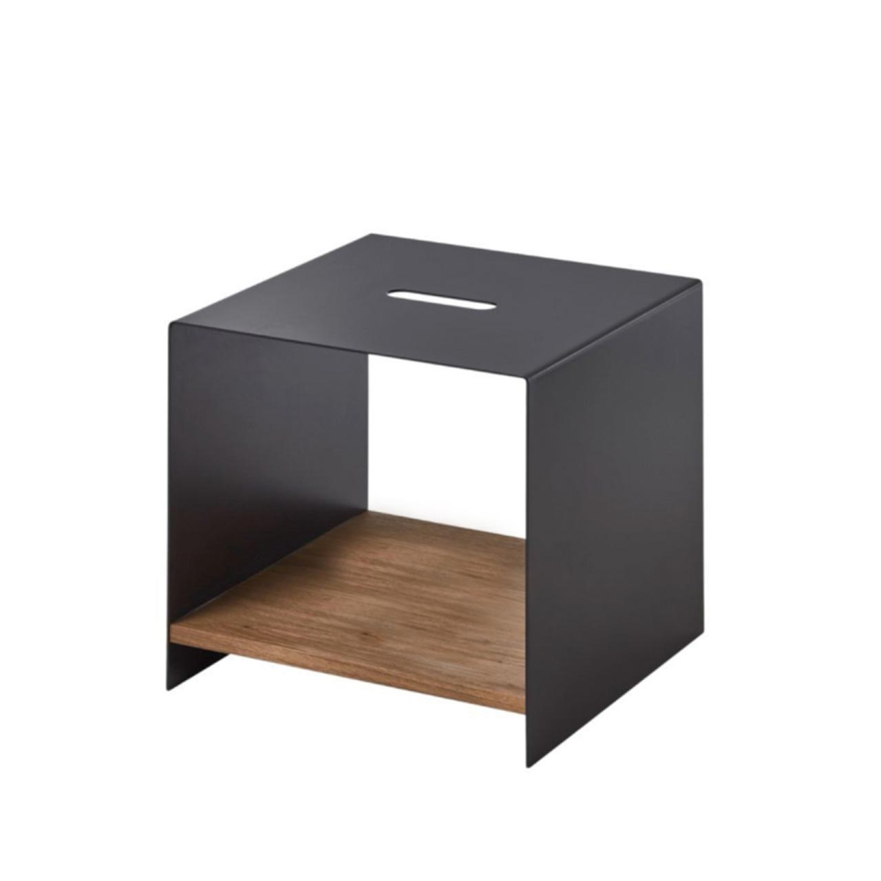 Quadratischer Beistelltisch aus dunklem Metall anthrazit mit Holzablageboden in Kerneiche Umato - übereinander stapelbar.