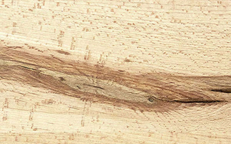 Holz-Kachel in Kernbuche mit sichtbarer Holzstruktur mit feinen Rissen und dezenten dunklen Holzeinschlüssen, Oberfläche in warmen, hellen, gelblichen Naturton.