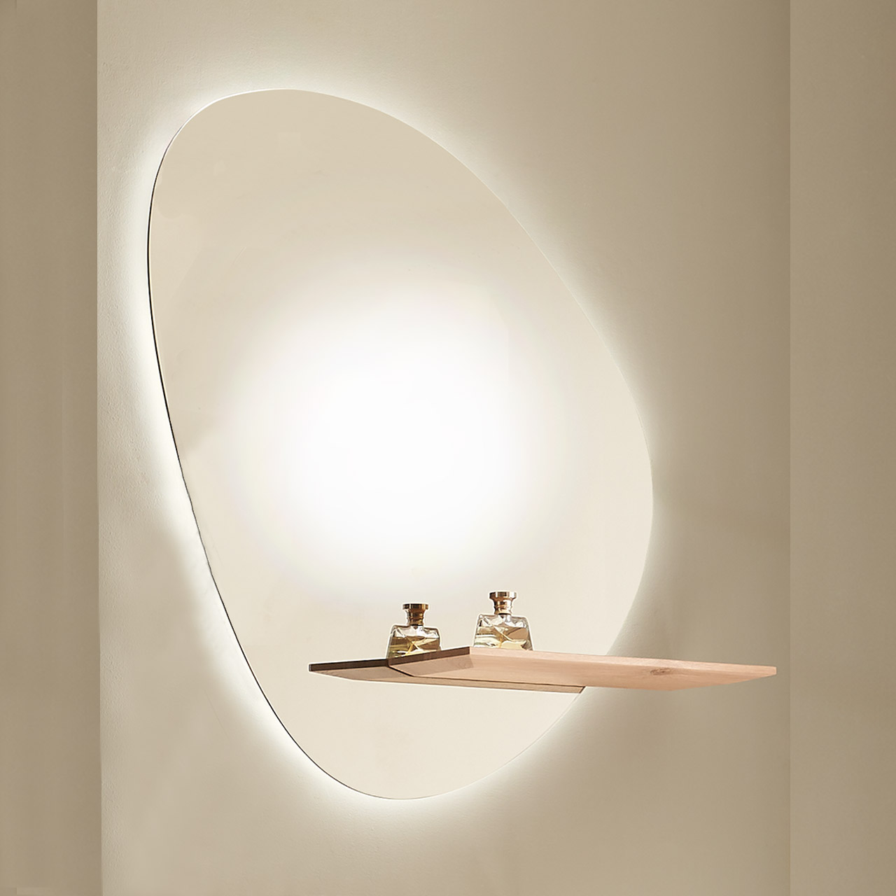 Moderner asymmetrischer Wandspiegel mit Holzablageboden aus Kerneiche Natur.