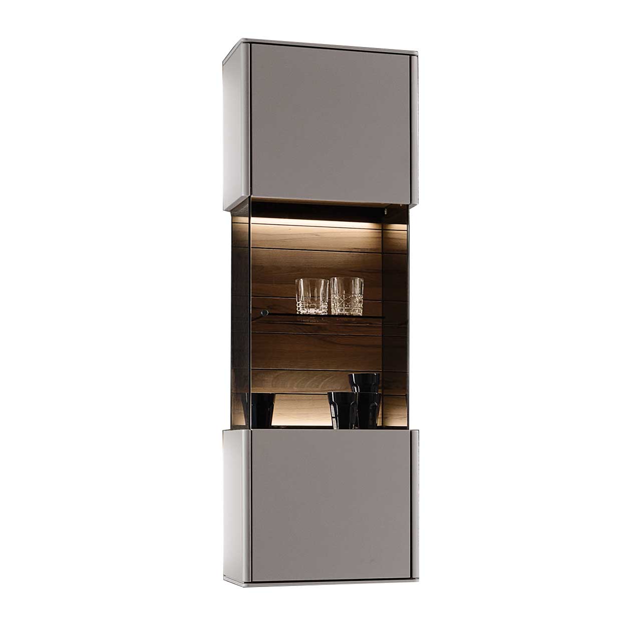 Moderne Hängevitrine aus Massivholz mit sandfarben lackierten Fronten. In der Mitte mit beleuchtetem Glasausschnitt und sichtbarer Holzrückwand in dunkelbrauner Altholzbuche Uyaa.
