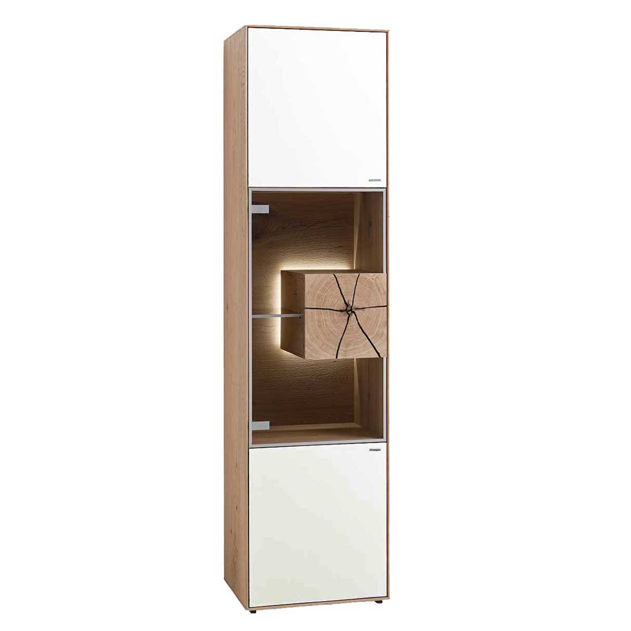 Moderne Standvitrine aus massiver Kerneiche Umato mit Mattglas weiß Front, mittig mit beleuchtetem Glasausschnitt, Glasboden und Hirnholzblock aus hellem Holz. 