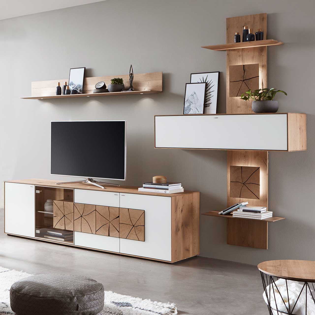 Moderne dreiteilige Massivholz Wohnwand aus Kerneiche Umato mit Mattglas weiß Fronten: Lowboard mit Glasausschnitt und Hirnholz, Wandregal aus Holz, schlichter Hängeschrank eingefasst in ein Holzwandpaneel mit Ablageböden.