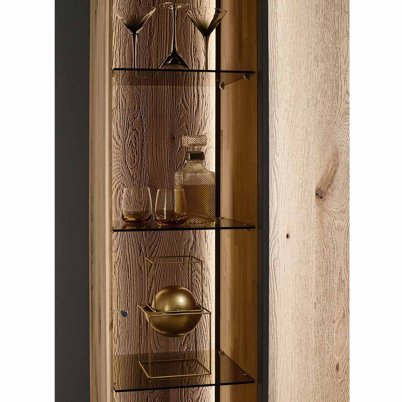 Detailbild von Hängeschrank aus massiver Kerneiche Natur mit Glastür