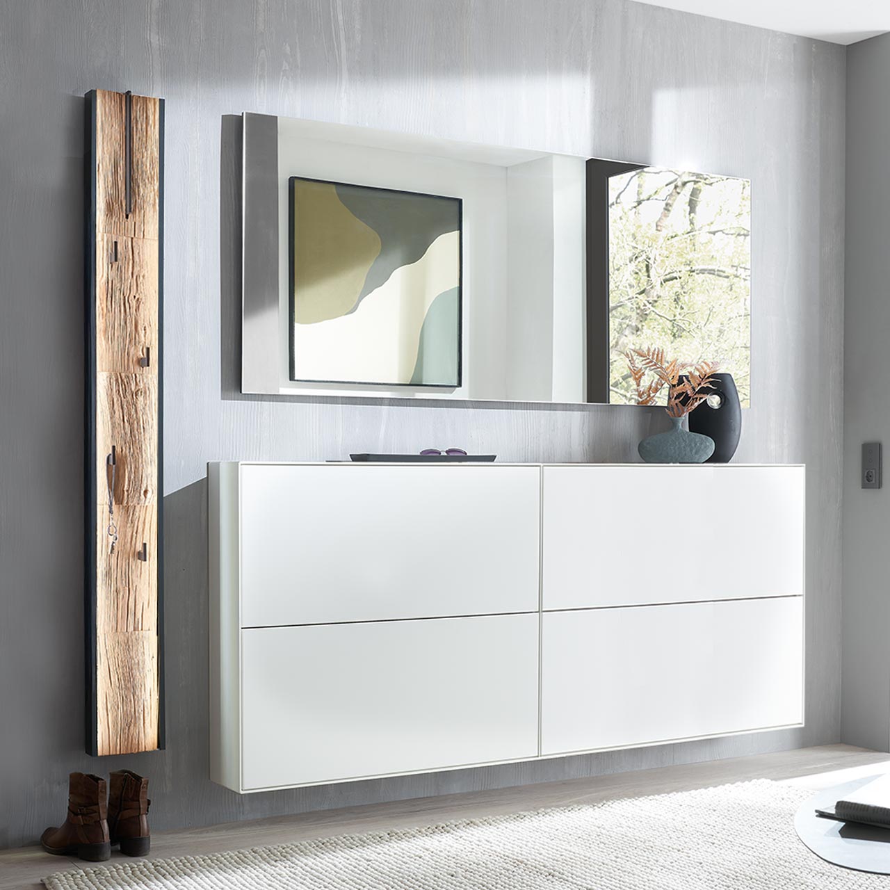 Hartmann SALVO 8550G -  Garderobe Nr. V118S - vierteilig - Kernbirke weiß Lack, Spaltholz Moderne vierteilige Garderobe aus massiver Kernbirke weiß lackiert: Zwei Schuhkipper in Lack weiß, darüber rechteckiger Wandspiegel, links ein Garderobenpaneel mit ausklappbarer Kleiderstange, vier Kleiderhaken und Spaltholz-Akzent.