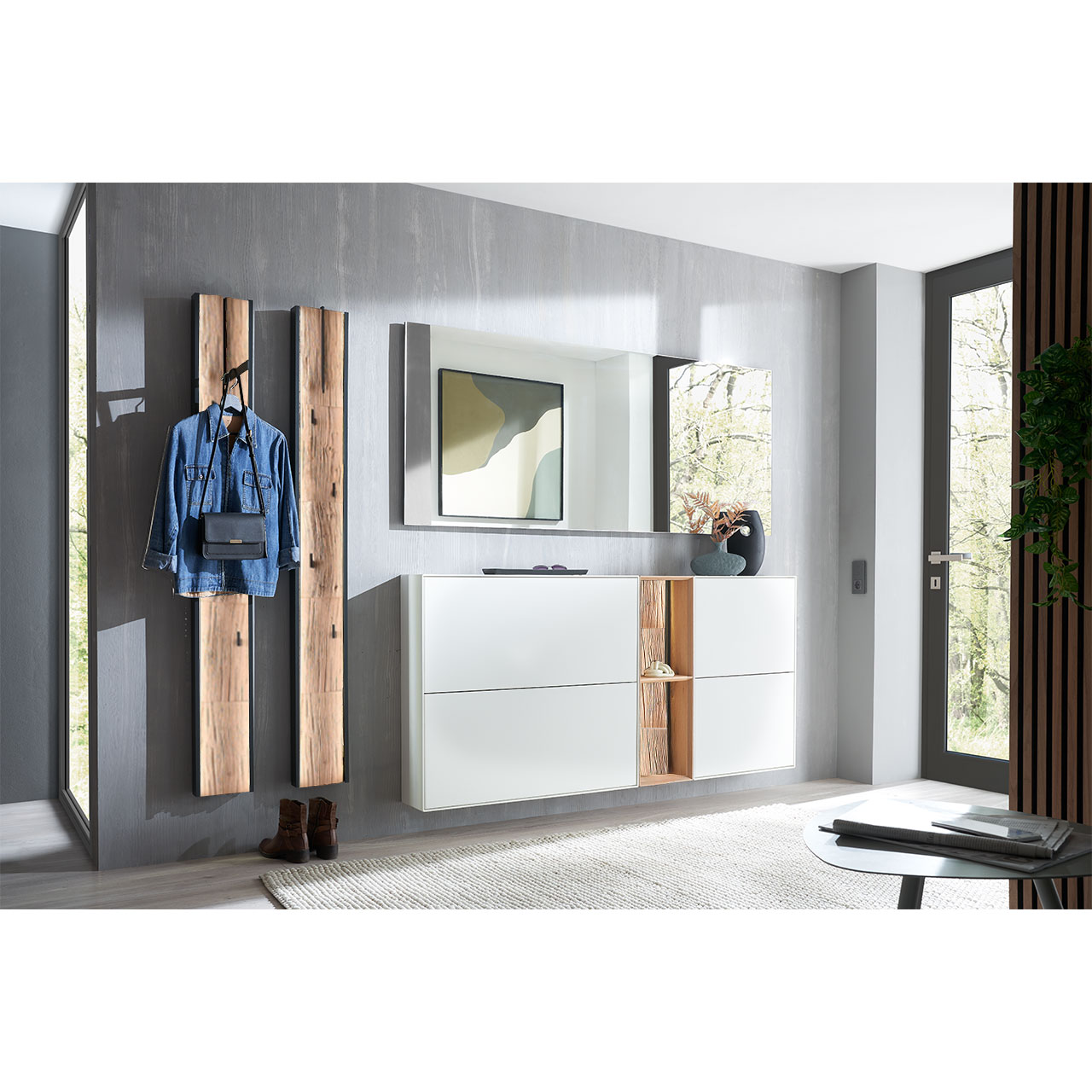 Milieubild Hartmann SALVO 8550G -  Garderobe Nr. V100S - Kernbirke weiß Lack, Kerneiche Natur, Spaltholz Flur mit modernen Garderobenmöbeln aus Kernbirke und Kerneiche Natur: Regalelement mit Spaltholz-Akzent zwischen zwei weiß lackierten Schuhkippern, zwei Garderobenpaneelen mit Spaltholz und langem Wandspiegel.