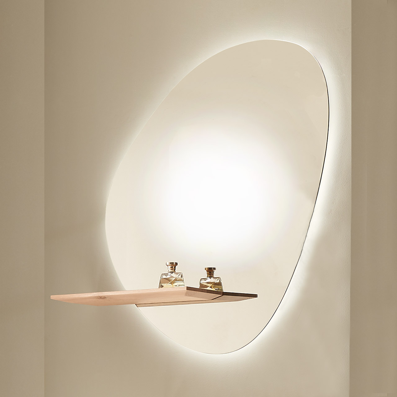 Moderner asymmetrischer Wandspiegel mit Holzablageboden aus Kerneiche Natur.