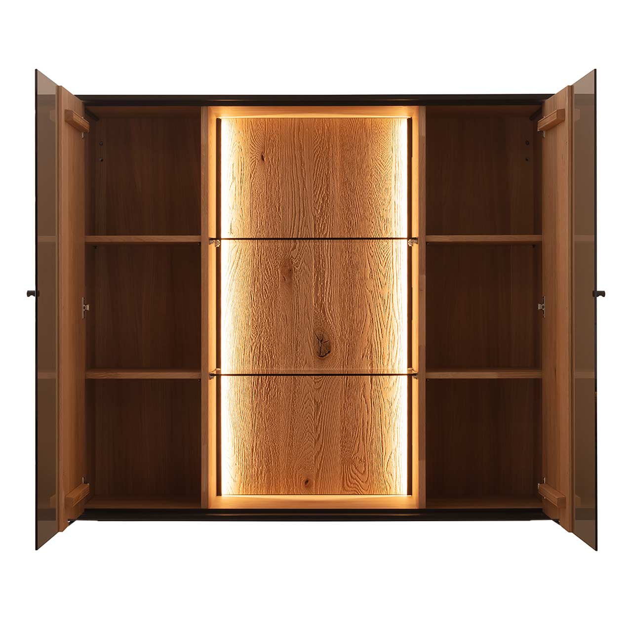 Modernes Highboard aus massiver, sandgestrahlter Kerneiche Natur mit zwei geöffneten Holz,-Glastüren, seitlich je drei Holzfächer und mittig beleuchteter Bereich mit zwei Glaseinlegeböden vor Riffholzrückwand.