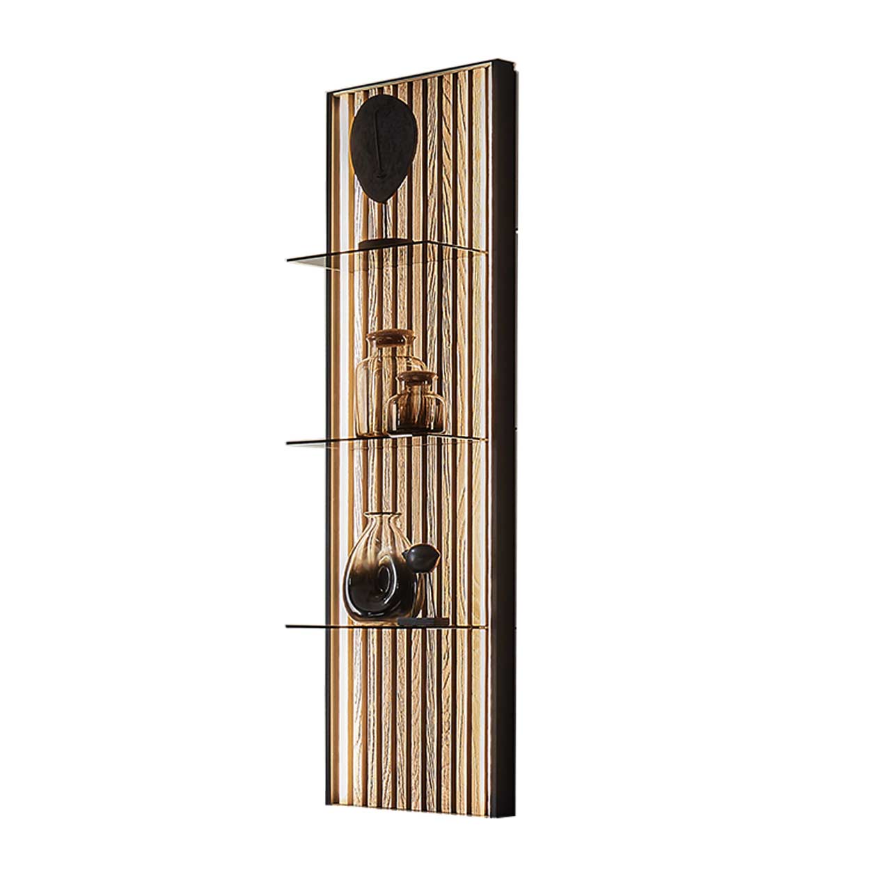 Modernes Wandpaneel mit drei Glasböden und Holz-Lamellen-Rückwand. Auf jedem Glasboden steht ein Dekoartikel.