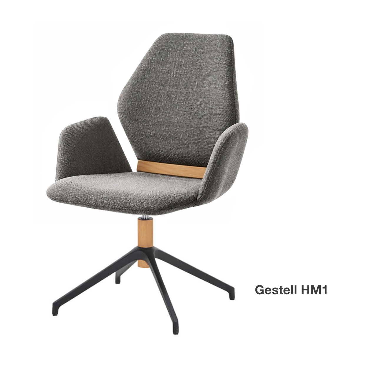Moderner Esszimmerstuhl mit gepolsteter Sitzfläche sowie Rücken- und Armlehnen in grauem Stoff, mit Holzapplikation im Lendenbereich und Vier-Fuß-Gestell in Anthrazit mit Holz.
