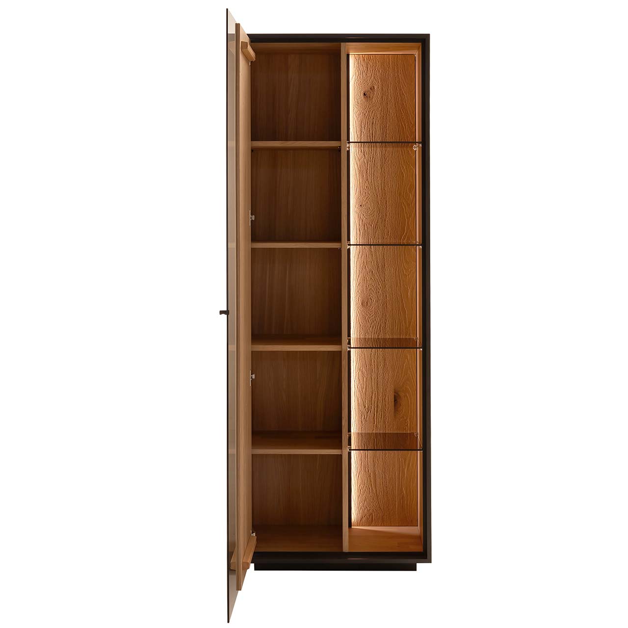 Standvitrine mit Sockel im modernen Design aus sandgestrahlter Kerneiche Natur, eingefasst in einen Metallrahmen in Anthrazit, mit offener geteilter Tür: links Holz mit vier Holzeinlegeböden., rechts beleuchteter Glasausschnitt mit vier Glaseinlegeböden. 