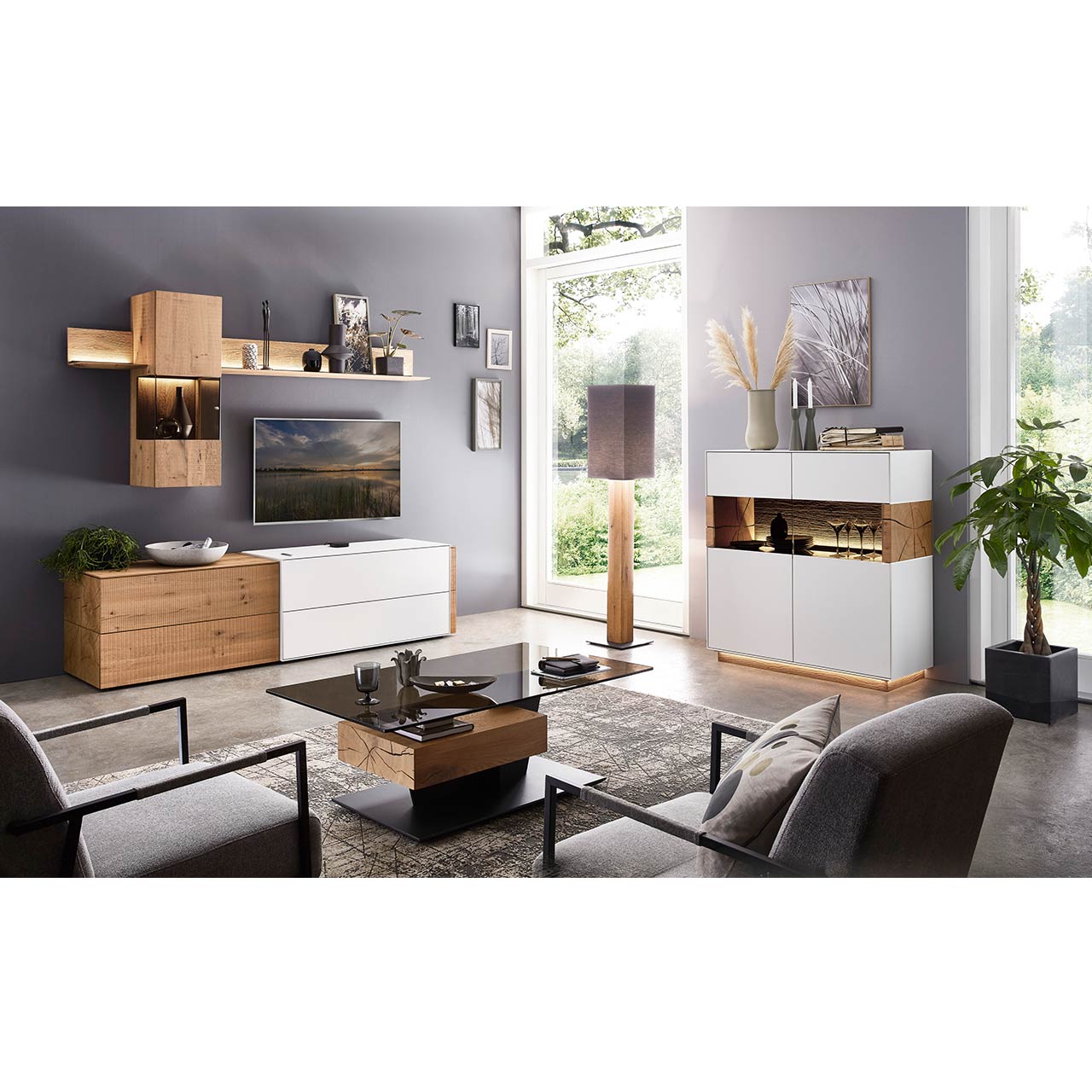 Modernes Wohnzimmer mit Möbeln aus weißem Lack und Massivholzelementen
