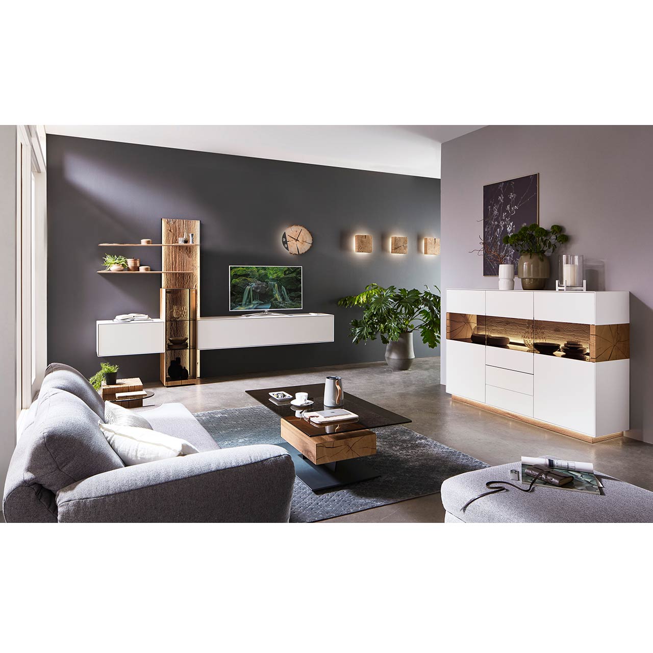 Modernes Wohnzimmer mit Möbeln aus weißem Lack und Massivholzelementen