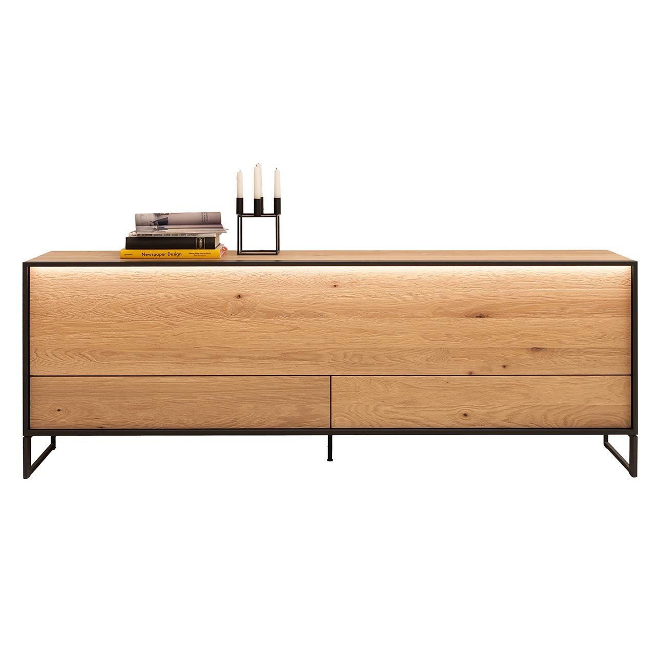 Hartmann YOLA Schöner Wohnen - Lowboard mit Kufen 8590-3203 Frontansicht eines modernen Lowboards aus sandgestrahlter Kerneiche Natur mit beleuchtetem Metallrahmen in Anthrazit, einer Klappe oben, zwei Schubkästen unten und zwei anthrazitfarbenem, filigranen Metallfüßen.