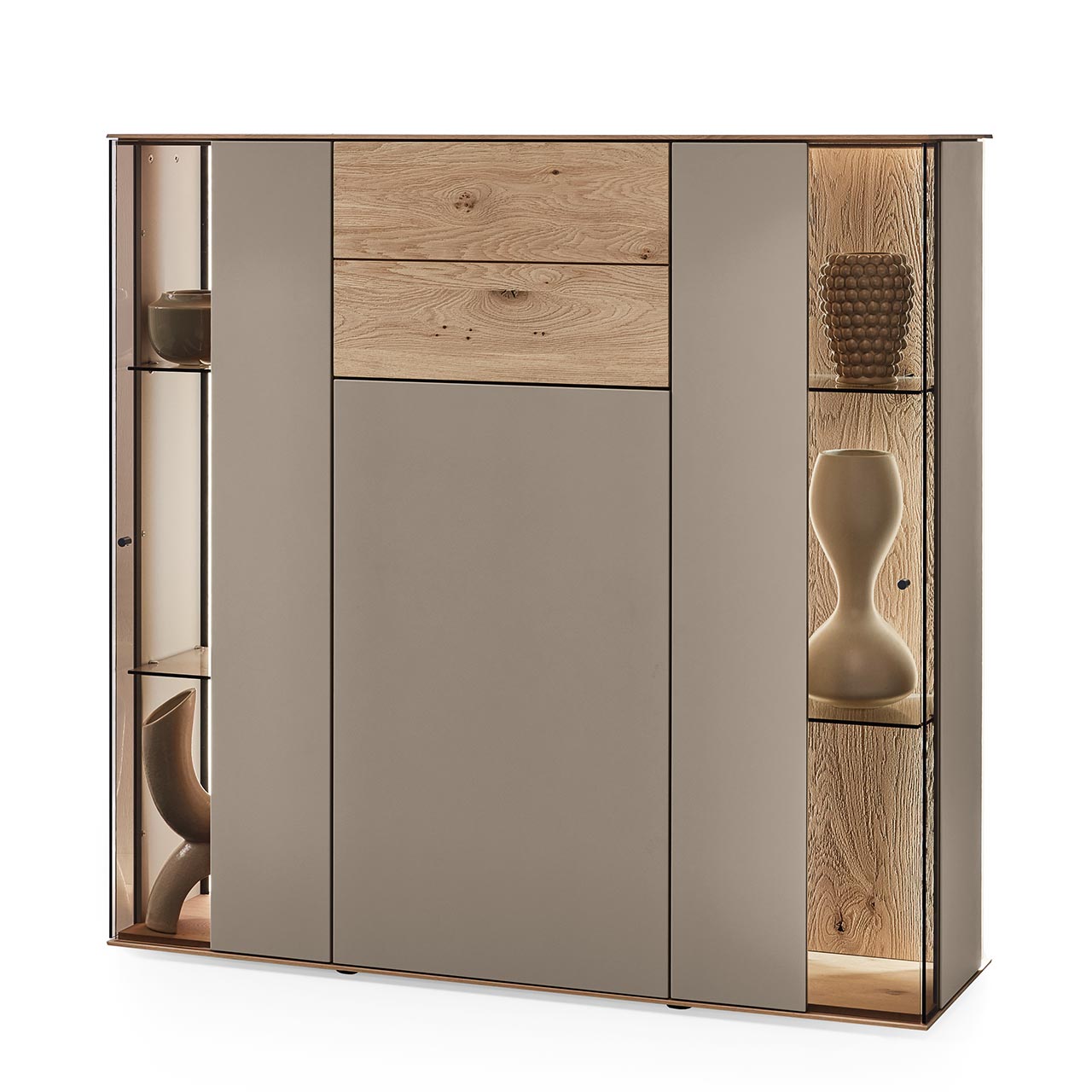 Hartmann Möbel SVEA - Highboard 8660-7141 - Kerneiche Natur, Lack Sand Modernes Highboard aus massiver Kerneiche Natur mit Lackfronten in Sand und Riffholz. Mit einer Lacktür, einem Schubkasten mit Riffholzfront und zwei Glas-Lacktüren mit edler, beleuchteter Riffholzrückwand.