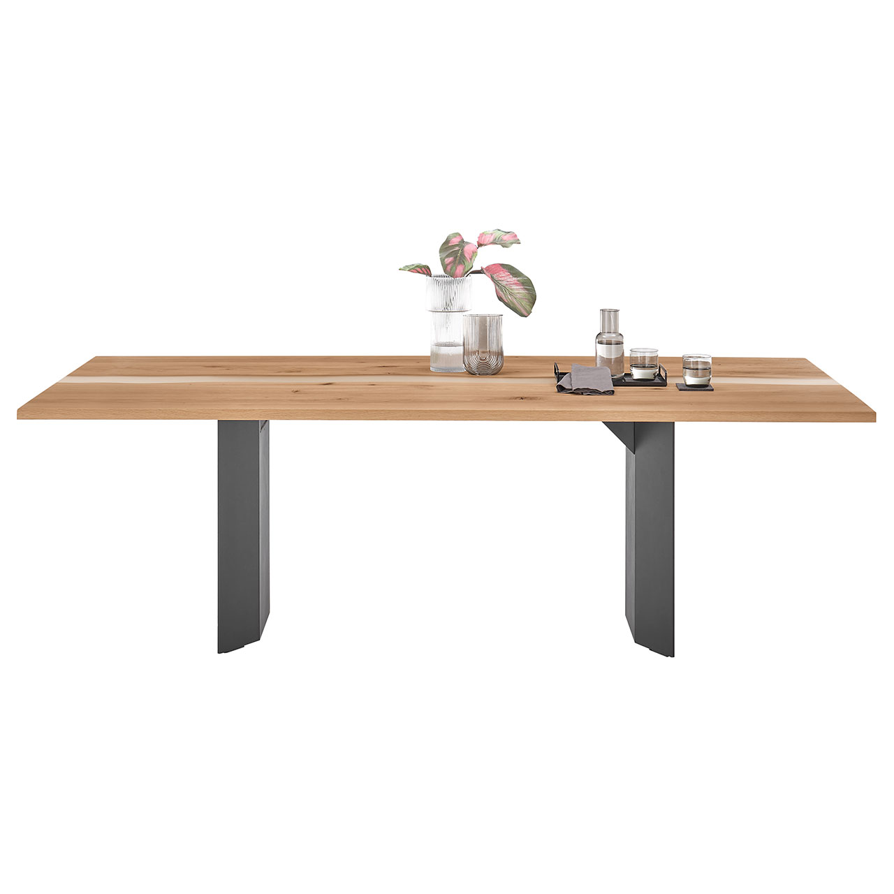Hartmann NATURZEIT 7100E/8400E - 1808 Esstisch E200 Moderner Esstisch aus heller, massiver Kerneiche mit rechteckiger Tischplatte und mittiger Epoxid-Applikation. Zwei-Fuß-Untergestell aus massivem Holz in Anthrazit - in Frontansicht.