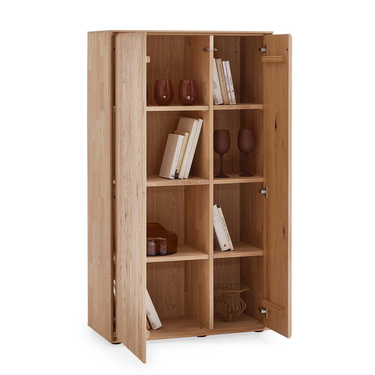 Offenes Highboard aus massivem Eichenholz mit einer breiten Tür links und einer schmalen Tür rechts. Innenliegend sichtbar je drei Holzeinlegeböden mit Deko und Büchern. Die Rückwand ist ebenfalls sichtbar und aus Holz.