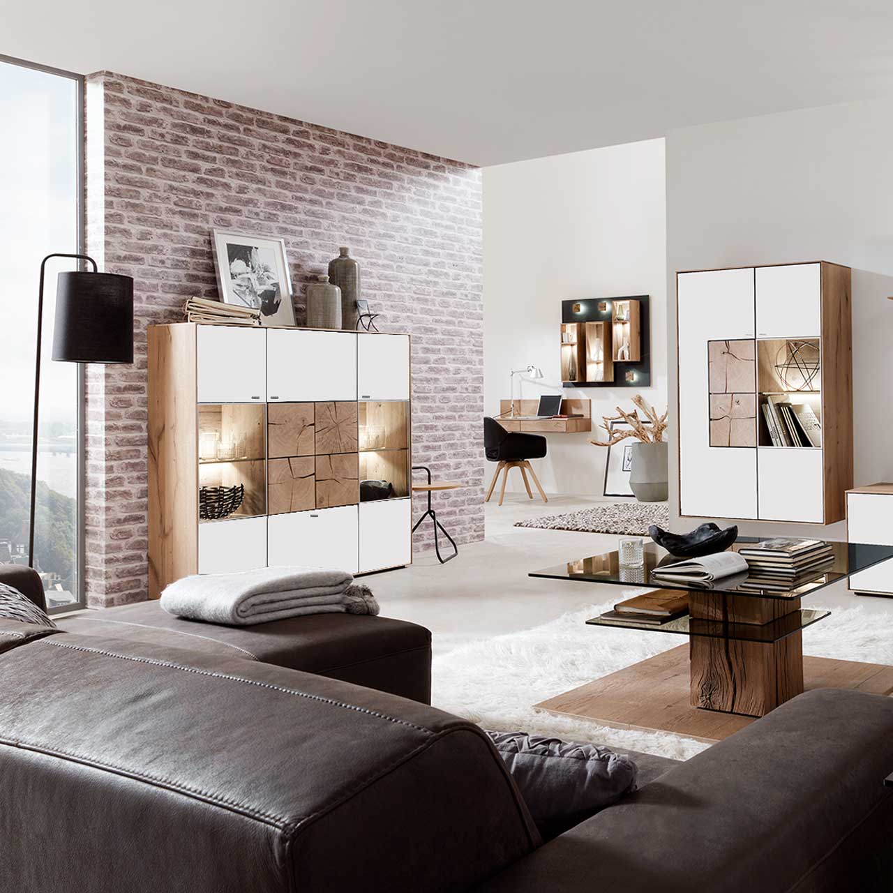 Modernes Highboard aus massivem Holz mit Mattglas weiß Fronten, rechts und links mit beleuchtetem Glasausschnitt, mittig mit vier dekorativen, rechteckigen Hirnholzscheiben in Kerneiche Umato - in Wohnzimmer stehend, davor Glas-Couchtisch.