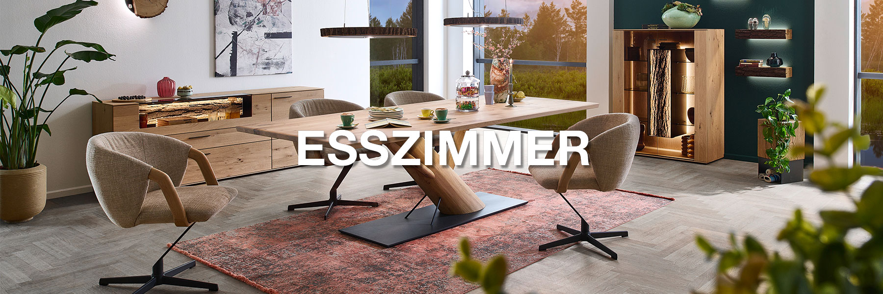 Esszimmermöbel der Marke Hartmann: Esstisch aus massiver Eiche mit skulpturalem Mittelfuß, fünf gepolsterte Drehstühle mit Armlehne, passende Anrichte und beleuchtete Vitrine – Serie im modernen Naturholz-Design.