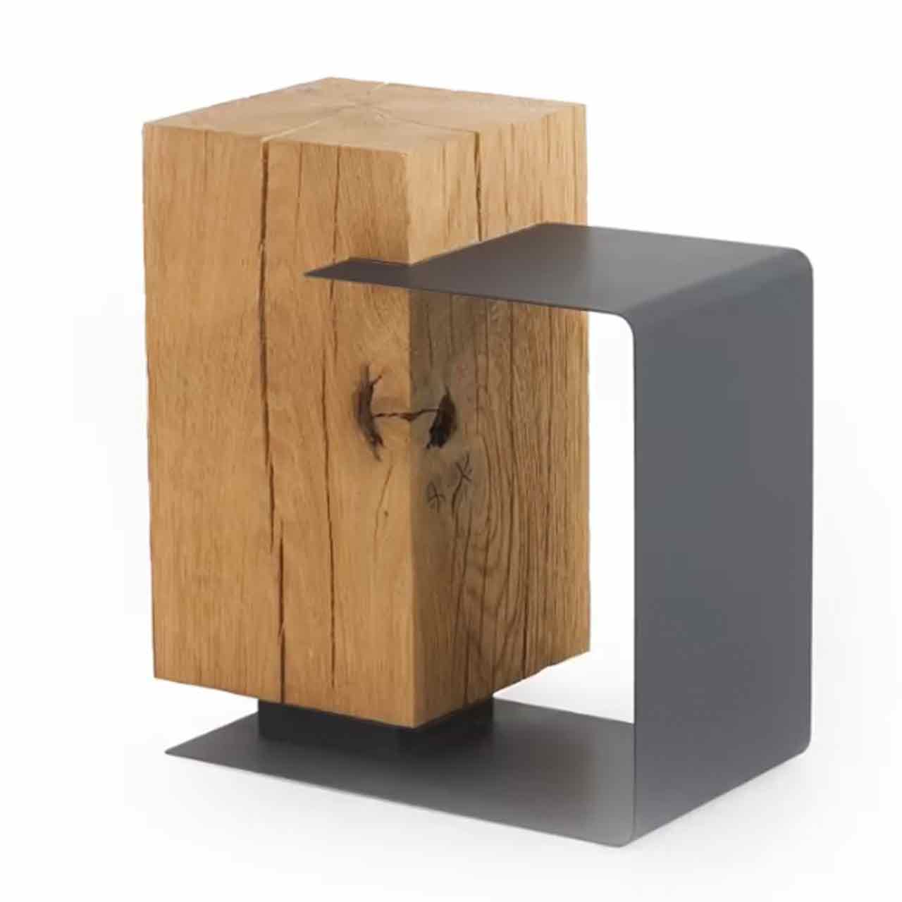Seitenansicht eines Beistelltisches mit massivem Holzkorpus aus Kerneiche und seitlicher Metallablage in Anthrazit.