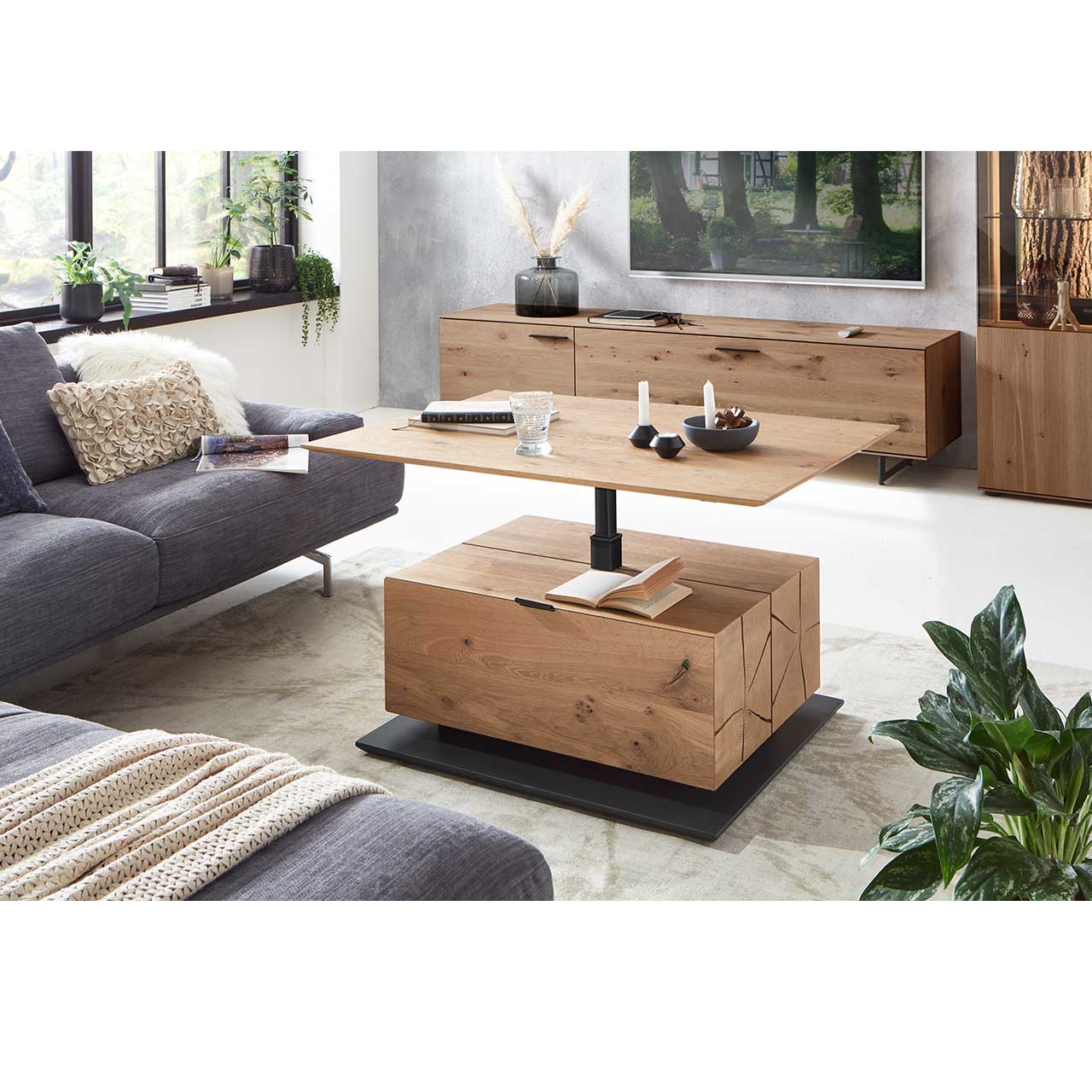 Milieubild Hartmann CAYA - Couchtisch 7170-1403 Moderner Couchtisch aus massiver Kerneiche Umato mit rechteckiger, höhenverstellbarer Tischplatte auf massivem Hirnholzbalken mit Stauraumfach. Bodenplatte rechteckig in Holz anthrazit