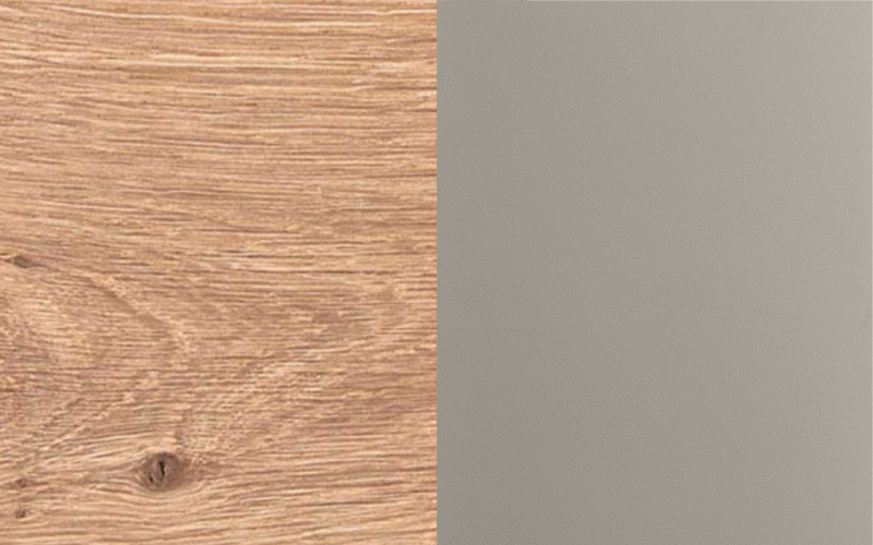 Zweigeteilte Holzkachel Hartmann SVEA: Links Kerneiche Natur - sichtbare Holzstruktur mit feinen Rissen, Oberfläche in warmem, mittelbraunem Naturton. Rechts Lack - glatt lackierte Oberfläche in der Farbe Sand ohne sichtbare Holzmaserung.