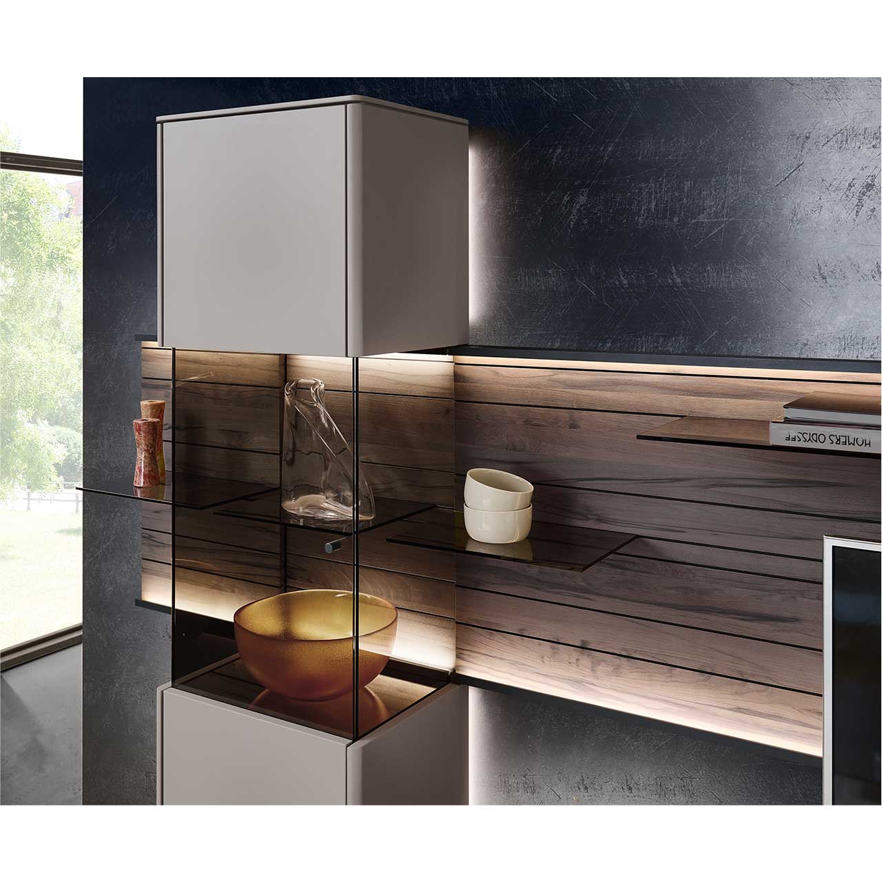 Detailansicht mit Fokus auf Glasvitrine und Paneel. Vitrinen- und Paneel-Beleuchtung sind angeschaltet und setzen die markante dunkelbraune Holzmaserung in Szene.