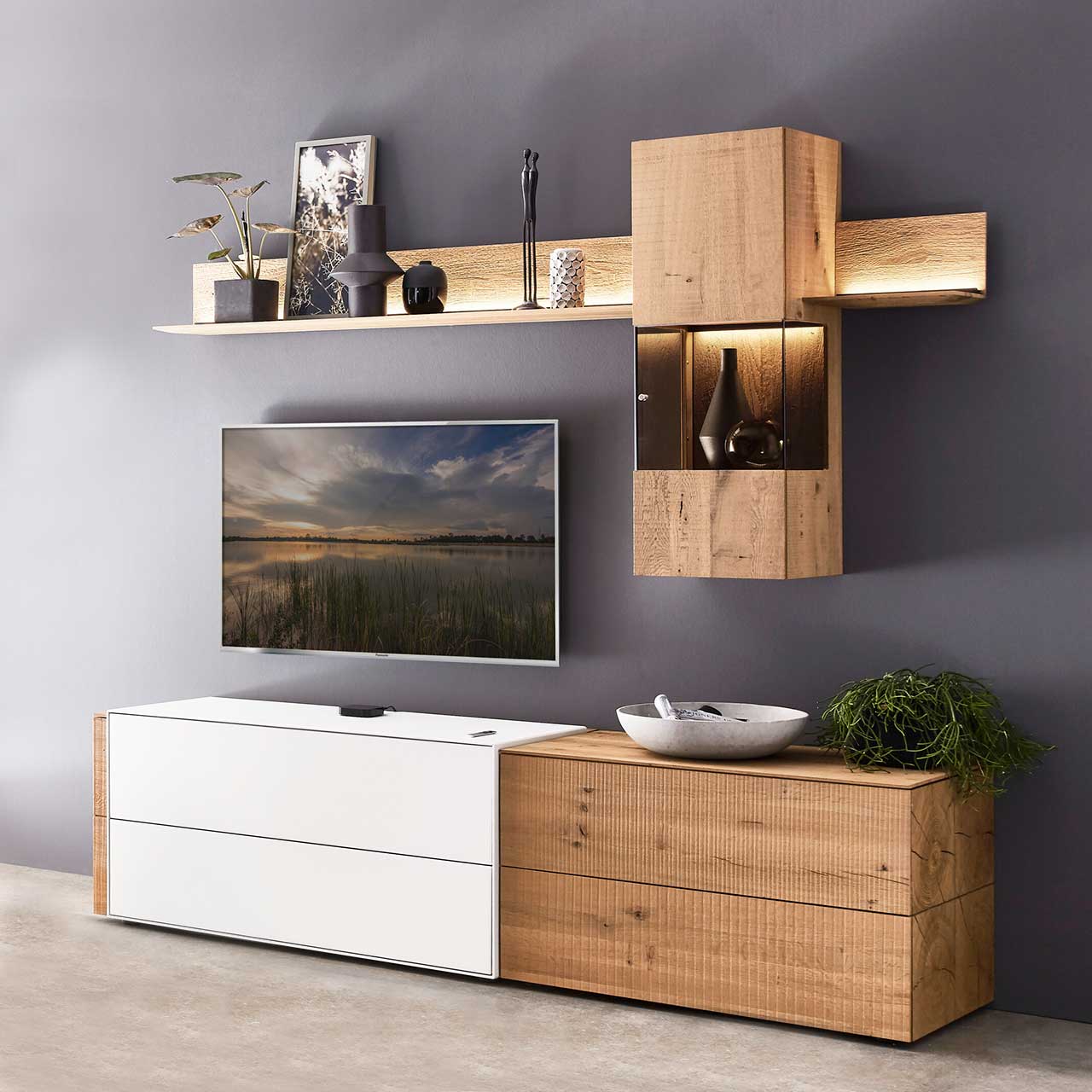 hartmann_BENJO_7220W_Wohnwand_24 Wohnwand mit Materialmix aus Lack weiß und purem Massivholz