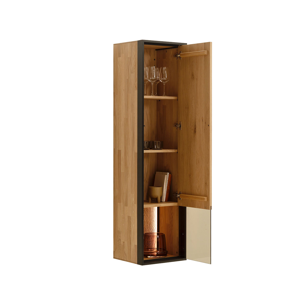 Moderner, hochformatiger Hängeschrank aus massiver, sandgestrahlter Kerneiche Natur mit anthrazitfarbenem Rundum-Metallrahmen, mit einer geöffneten Holztür mit Glasausschnitt unten und drei sichtbaren Holzeinlegeböden innenliegend.