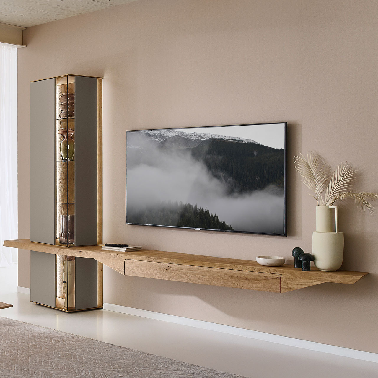 Hartmann Möbel SVEA - Wohnkombination 8660 Nr. V22 - dreiteilig Moderne dreiteilige Wohnwand aus massiver Kerneiche Natur mit Lack Sand und Riffholz im asymmetrischen Design. Bestehend aus einem Höngelowboard mit Schubkasten, einer Hängevitrine sowie einer Unterbauvitrine als Verbindungselement.