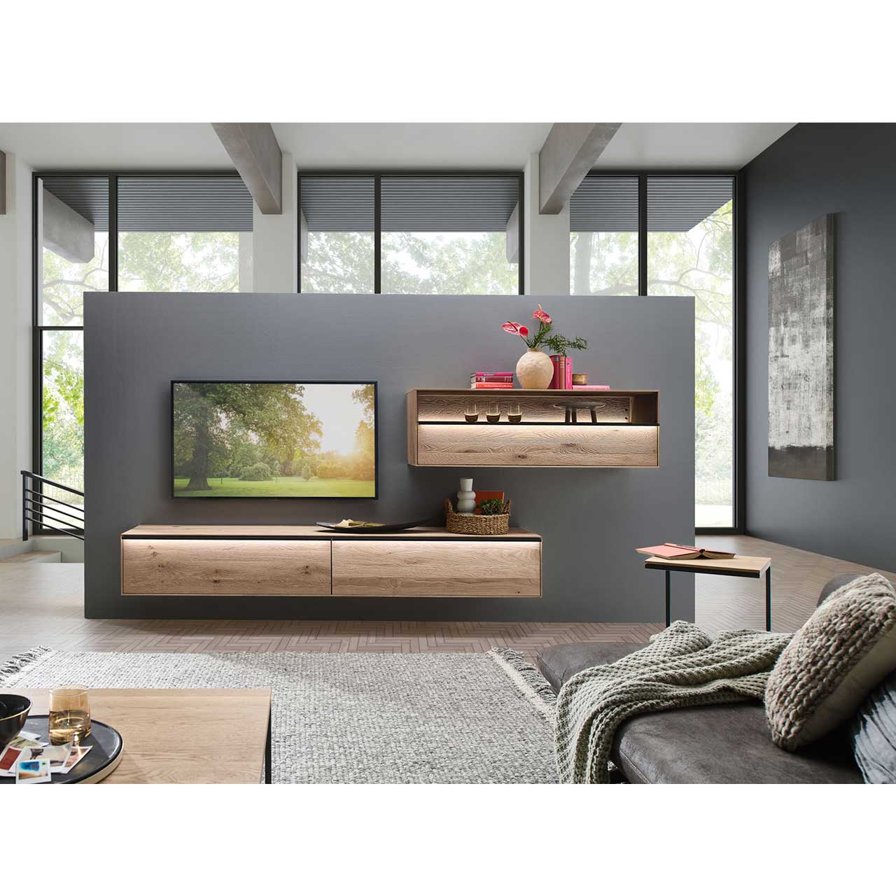 Wohnzimmer mit Hängelowboard und Hängeelement aus Massivholz an einer grauen Tapete
