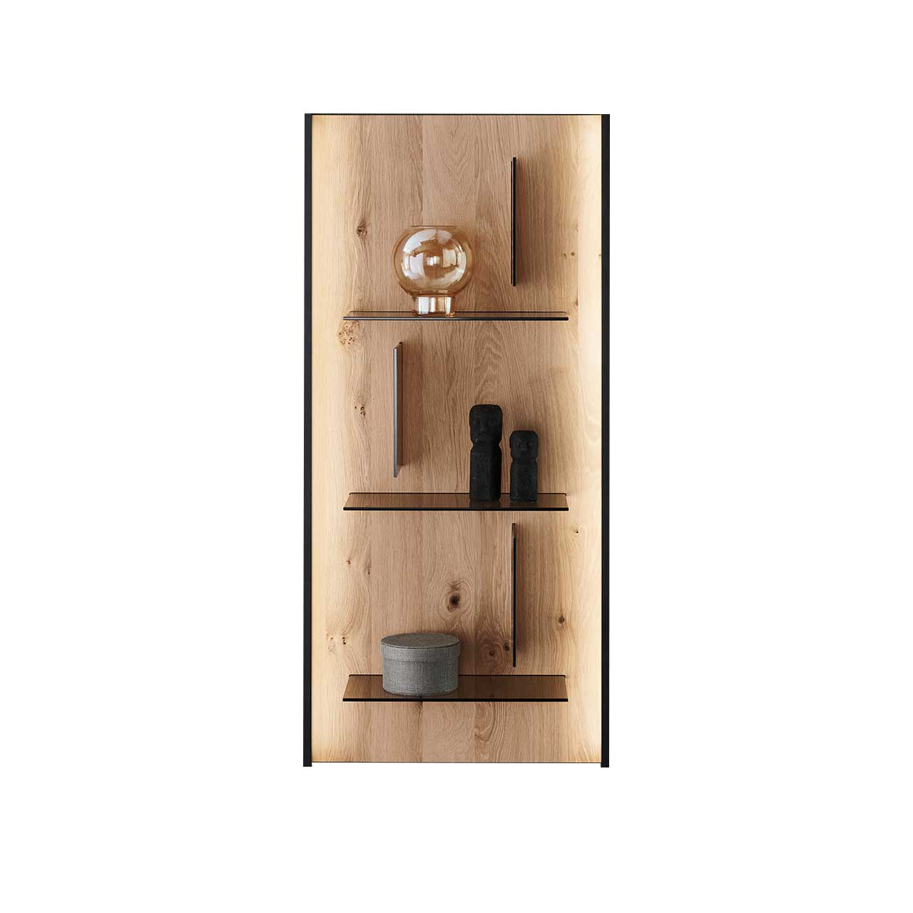 LINEA Leonardo Living - Wandpaneel 8540-7061 Schlichtes Wandpaneel aus massiver Kerneiche Natur mit drei übereinander angeordneten Glasböden, dekoriert mit Dekoartikeln.