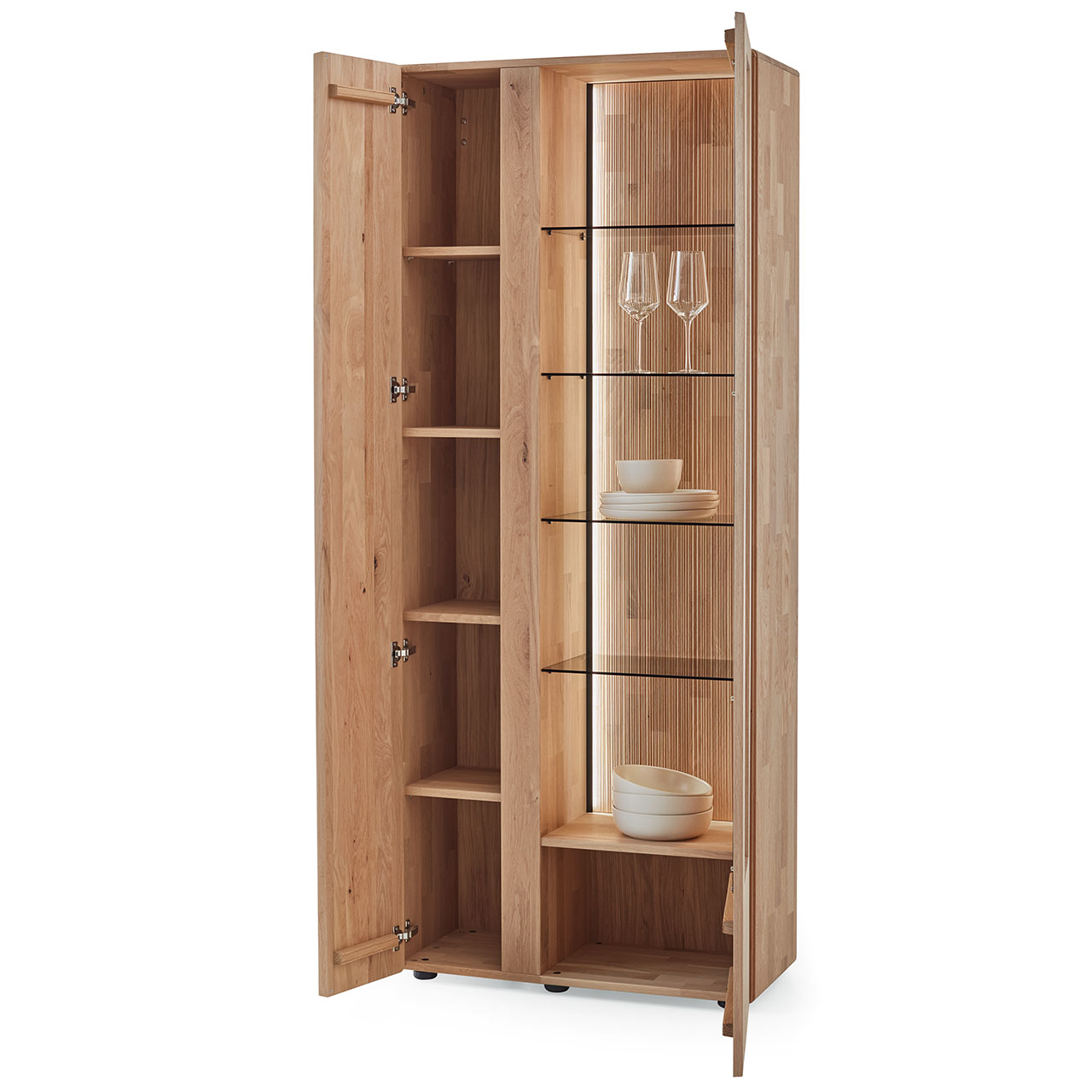 Moderne Standvitrine aus massiver Kerneiche Natur in Seitenansicht, mit links geöffneter Holztür und vier Holzeinlegeböden sowie rechts geöffneter Glas-Holztür mit geschroppter Rückwand, vier Glasböden und einem Nischenfach.