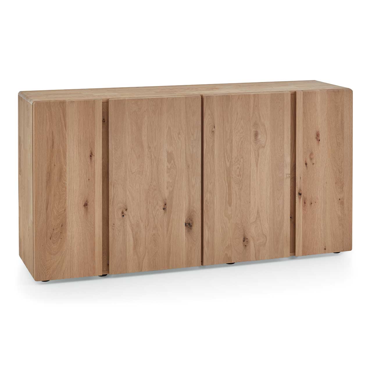 Cleanes Sideboard aus massivem Eichenholz mit vier Türen und zwei markanten Holzeinkerbungen in den Fronten - in Seitenansicht.