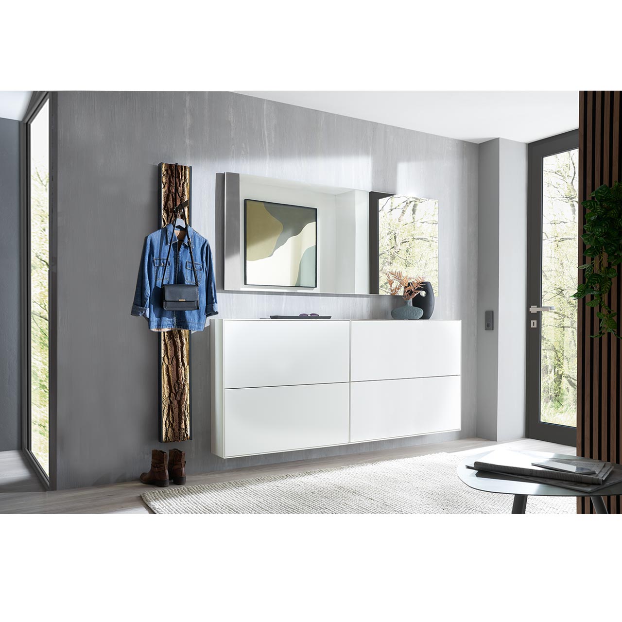 Milieubild Hartmann SALVO 8550G -  Garderobe Nr. V118R - Kernbirke weiß Lack, Baumrinde Flur mit modernen Garderobenmöbeln aus massiver Kernbirke weiß lackiert: Zwei Schuhkipper in Lack weiß, darüber ein langer, rechteckiger Wandspiegel, links ein Garderobenpaneel mit ausklappbarem Kleiderhaken und Rinden-Akzent.