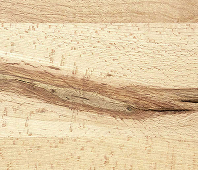 Holz-Kachel in Kernbuche mit sichtbarer Holzstruktur mit feinen Rissen und dezenten dunklen Holzeinschlüssen, Oberfläche im warmen, hellen, gelblichen Naturton.