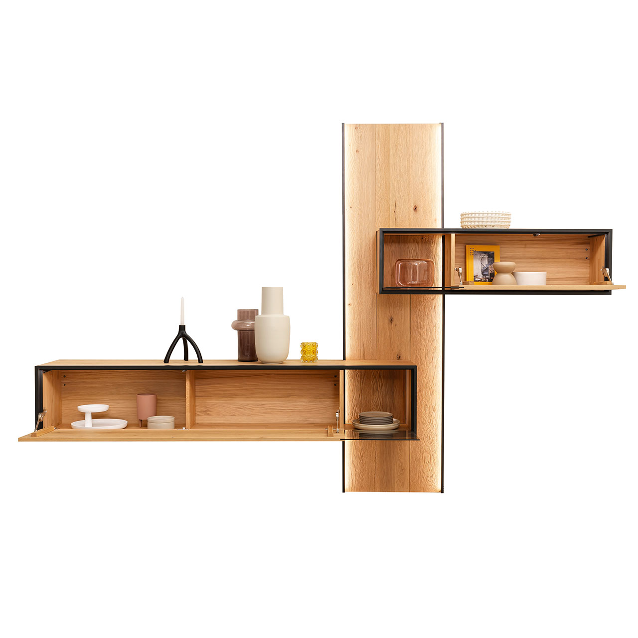 Minimalistische Wohnwand aus sandgestrahlter Kerneiche mit anthrazitfarbenem Metallrahmen, offenem Hängeregal mit Glasausschnitt und offenem Lowboard mit Glasdetail, kombiniert am langen beleuchtetem Wandpaneel.