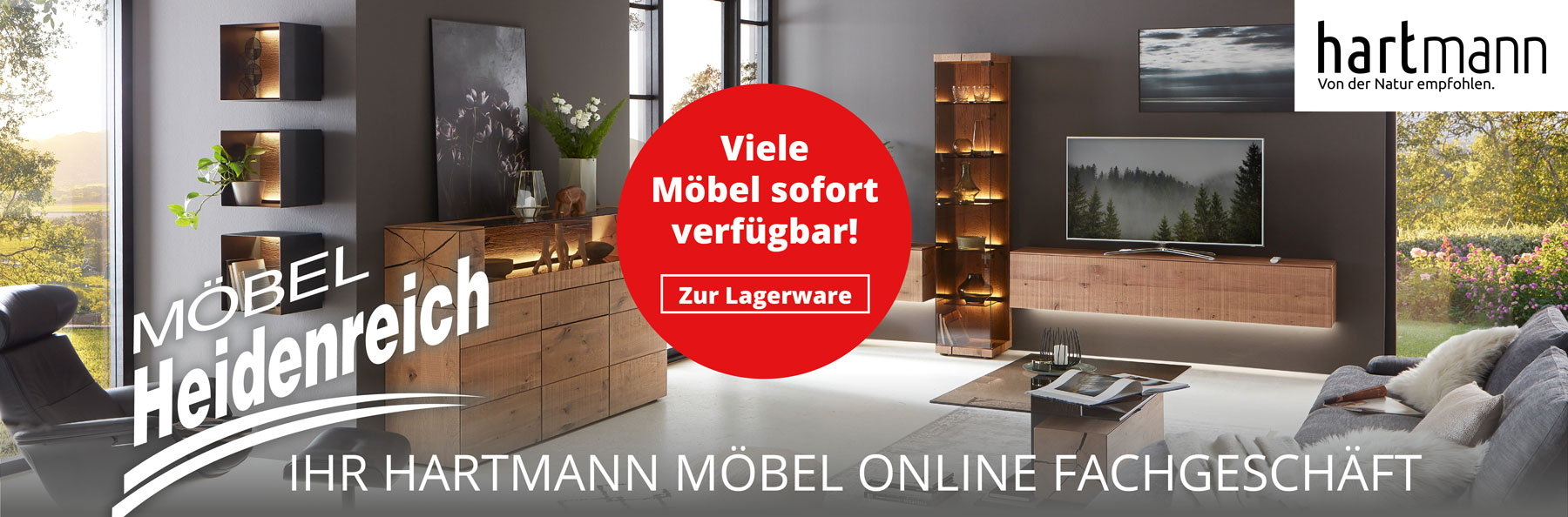 Modernes Wohnzimmer aus Massivholz mit hängendem Lowboard, edler Standvitrine aus Glas und Highboard mit Glasklappe erhältlich bei Möbel Heidenreich, dem Hartmann Möbel Online Fachgeschäft. Mit Hinweistext: Viele Möbel sofort verfügbar - zur Lagerware