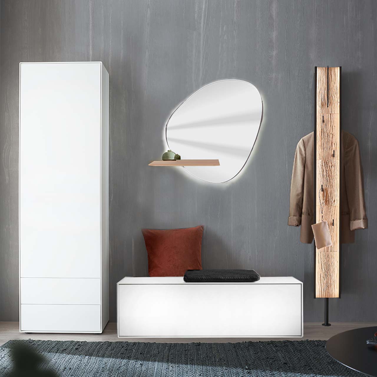 Hartmann SALVO 8550G - Garderobe Nr. V120S - vierteilig - Kernbirke weiß Lack, Spaltholz Moderne vierteilige Garderobe aus massiver Kernbirke weiß lackiert: Ein Hochschrank, ein Garderobenpaneel mit Kleiderstange, Mantelhaken und Spaltholz-Akzent, eine Sitzbank mit Klappe und ein asymmetrischer Wandspiegel mit Ablage.
